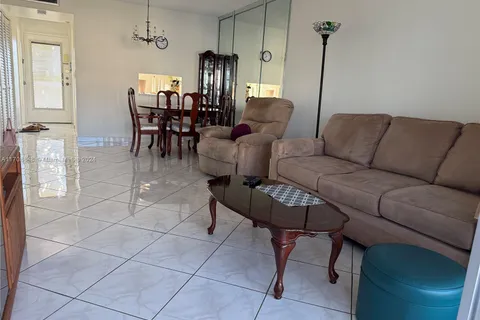 3051 NW 46th Ave # 305, Lauderdale Lakes FL 33313