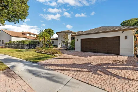 567 Stonemont Dr, Weston FL 33326