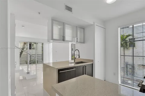 928 Pennsylvania Ave # 7, Miami Beach FL 33139