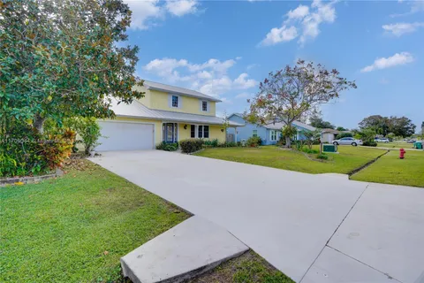 654 SE Crescent Ave, Port St. Lucie FL 34984