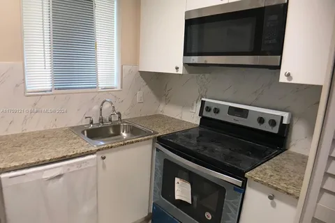 1085-1087 NW 52nd St, Miami FL 33127