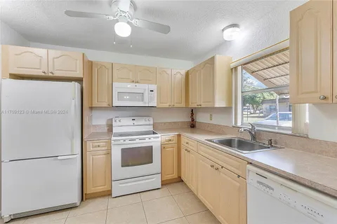 419 SW Natura Ave # B, Deerfield Beach FL 33441