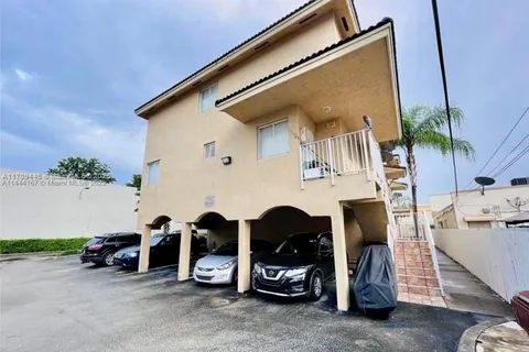 9 E 4th St # 207, Hialeah FL 33010