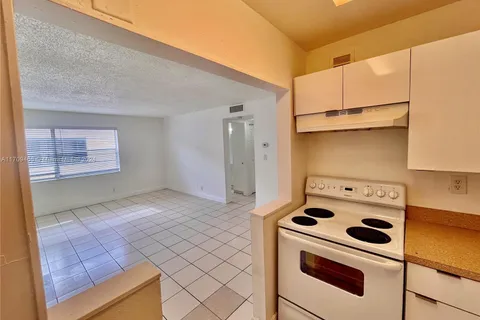 241 SE 9th Ave # 204, Pompano Beach FL 33060