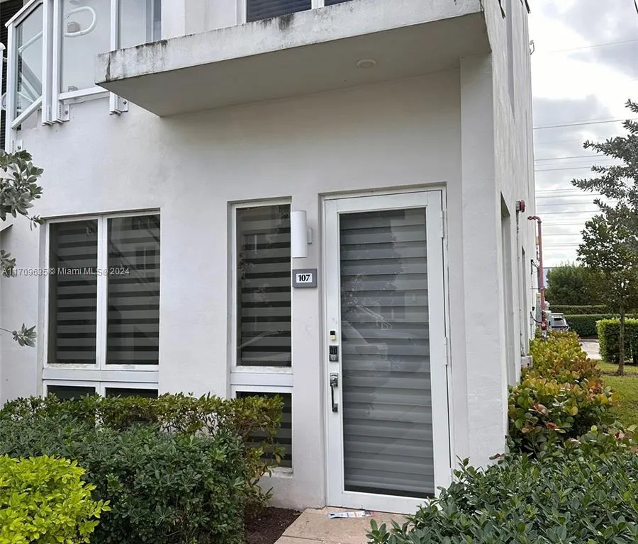 6310 NW 103 pl # 106, Doral FL 33178