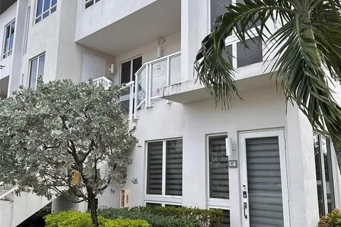 6310 NW 103 pl # 106, Doral FL 33178