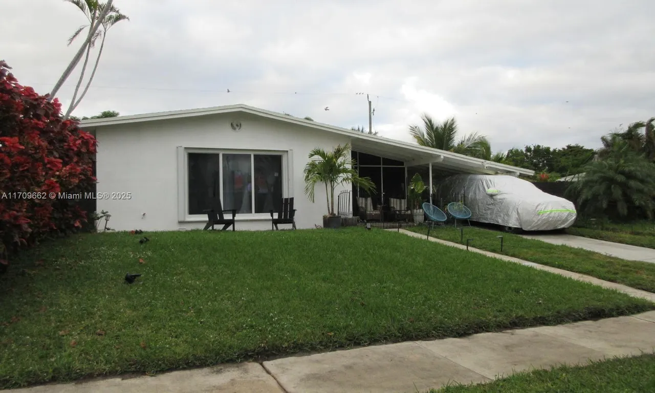 913 W Bloxham St, Lantana FL 33462