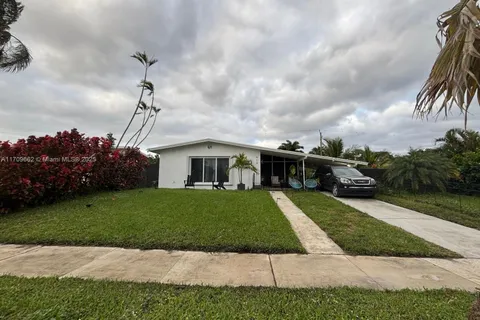 913 W Bloxham St, Lantana FL 33462