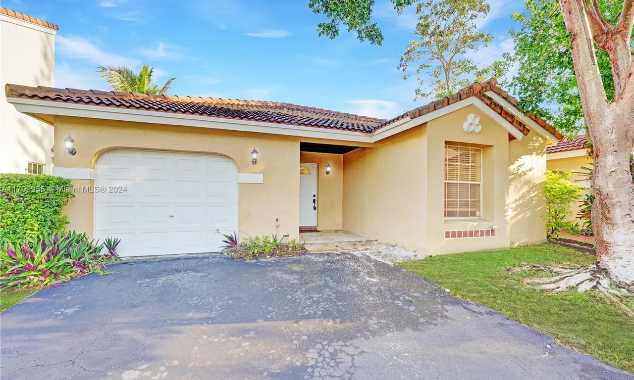 1405 Seagrape Cir, Weston FL 33326