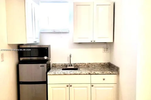 712 SW 5th Ct # 3, Hallandale Beach FL 33009