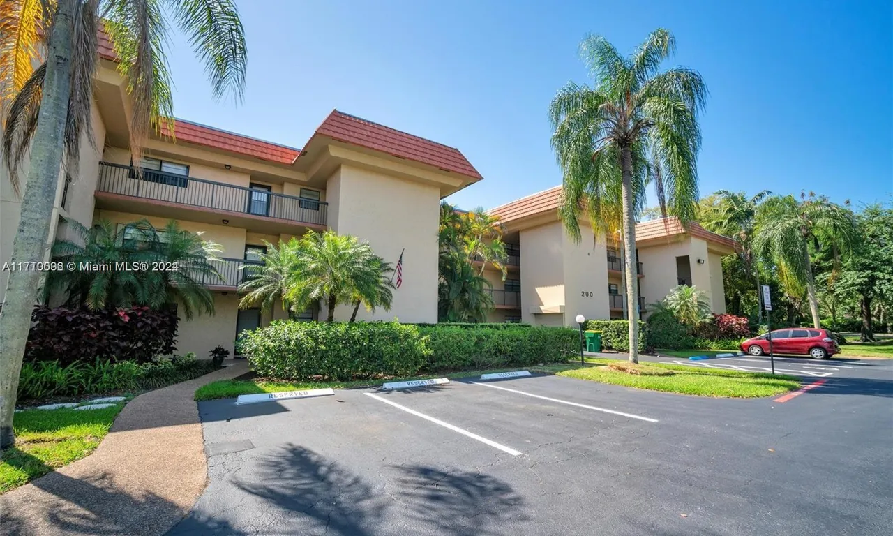 200 Jacaranda Country Club Dr # 2B, Plantation FL 33324