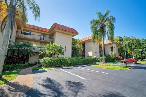 200 Jacaranda Country Club Dr # 2B, Plantation FL 33324