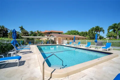 200 Jacaranda Country Club Dr # 2B, Plantation FL 33324