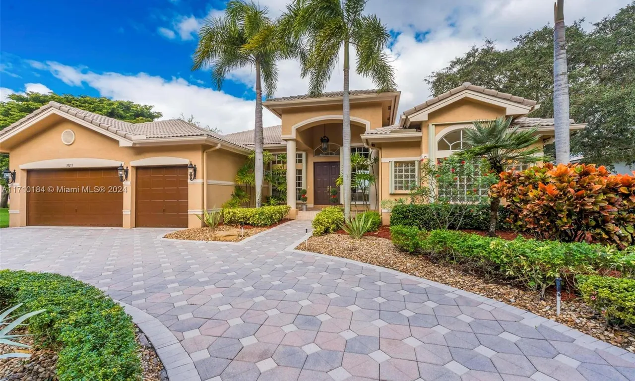 10213 S Lake Vista Cir, Davie FL 33328