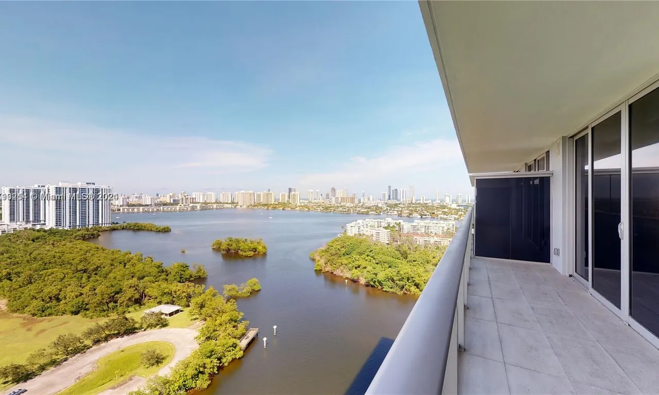 16385 Biscayne Blvd # 2104, North Miami Beach FL 33160