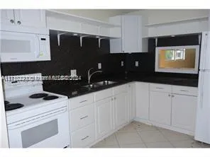 109 SW 1st Ave, Hallandale Beach FL 33009