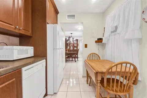 4270 NW 40th St # 312, Lauderdale Lakes FL 33319