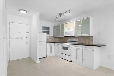 7133 Bay Dr # 202, Miami Beach FL 33141