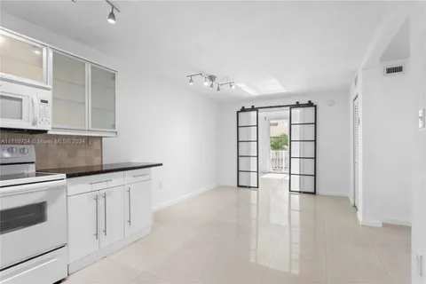 7133 Bay Dr # 202, Miami Beach FL 33141