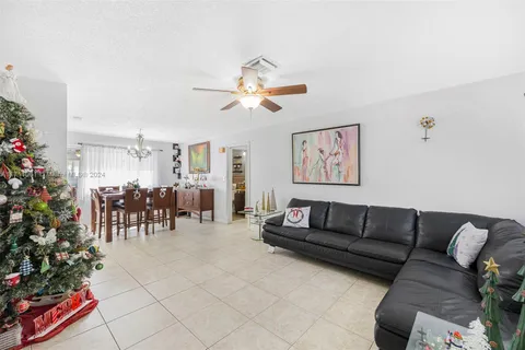 270 Lake Dr, Coconut Creek FL 33066