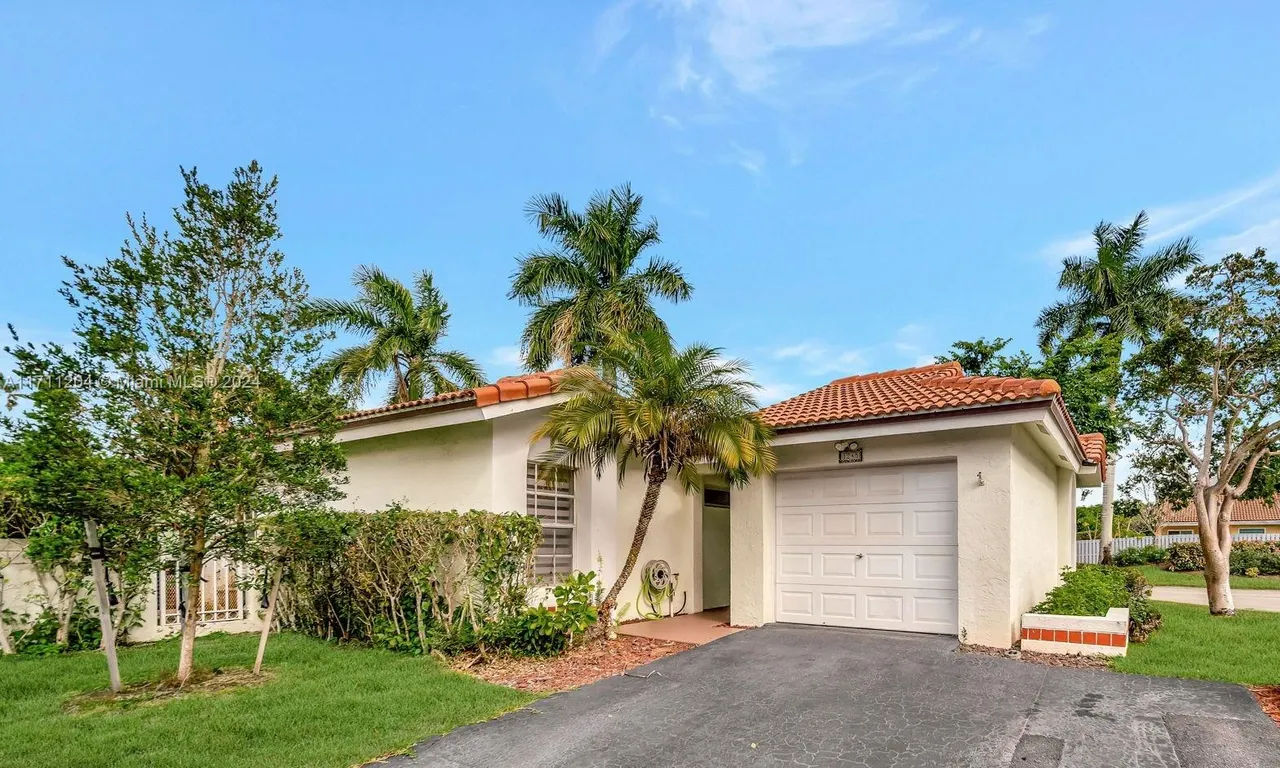 1245 Seagrape Cir, Weston FL 33326