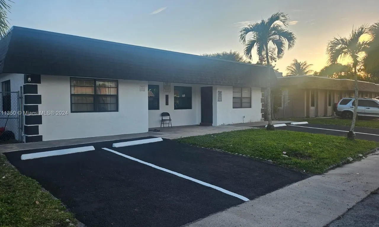 7640 SW 10th St # B, North Lauderdale FL 33068