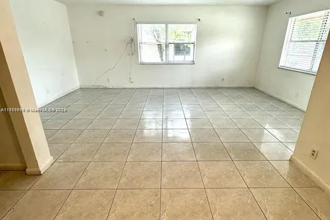 7640 SW 10th St # B, North Lauderdale FL 33068