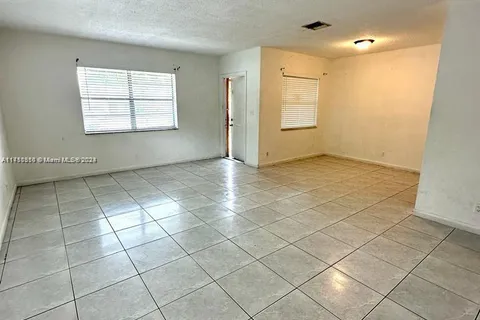7640 SW 10th St # B, North Lauderdale FL 33068