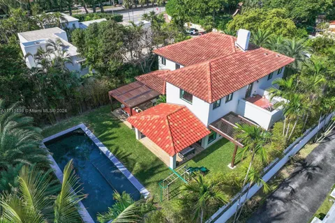 266 W 35th St, Miami Beach FL 33140