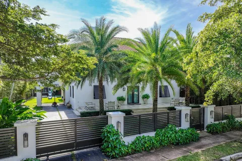 266 W 35th St, Miami Beach FL 33140