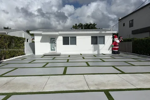 8761 SW 34th St, Miami FL 33165