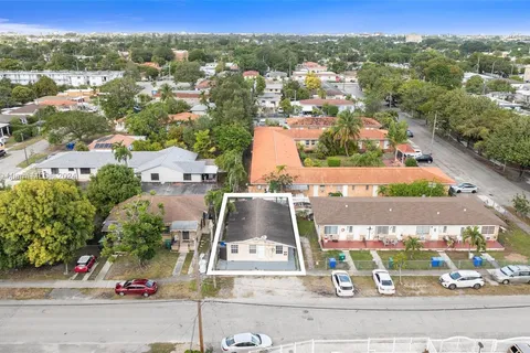 3071 SW 2nd St, Miami FL 33135