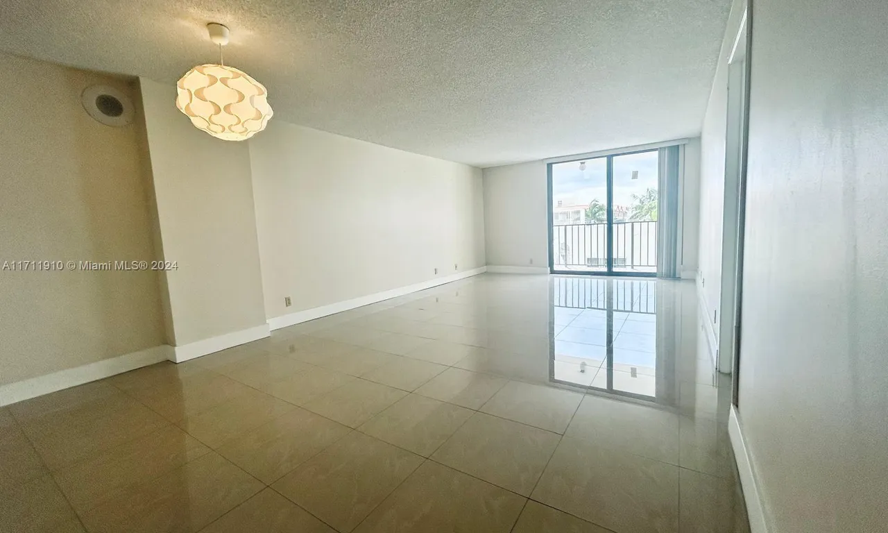 2625 Collins Ave # 409, Miami Beach FL 33140