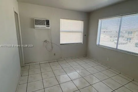 110 W 26th St # 6, Hialeah FL 33010