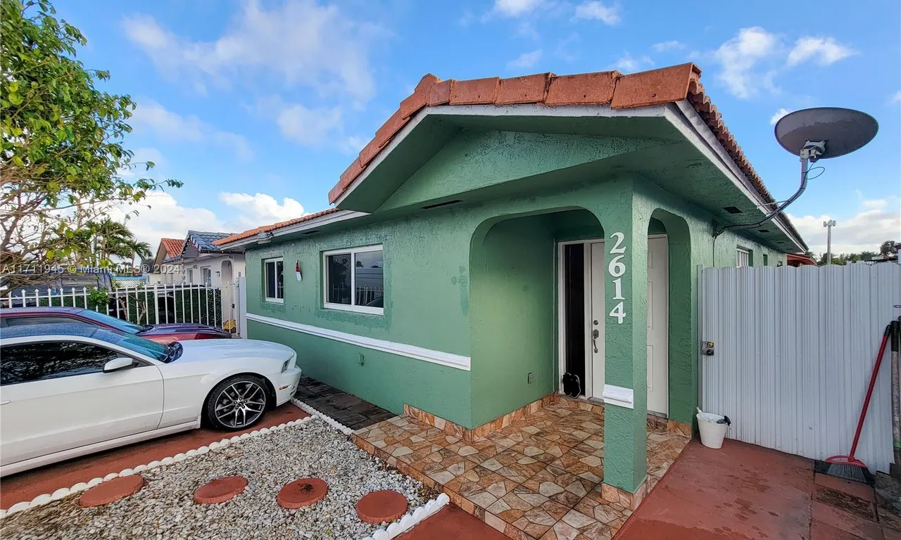 2614 W 71st Pl, Hialeah FL 33016