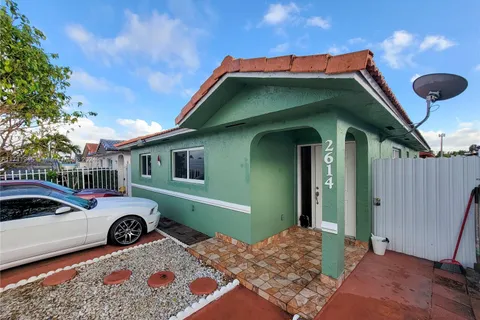 2614 W 71st Pl, Hialeah FL 33016