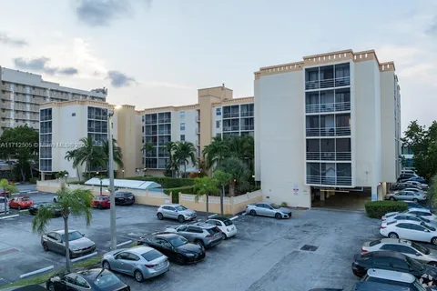 2935 NE 163rd St # 4B, North Miami Beach FL 33160