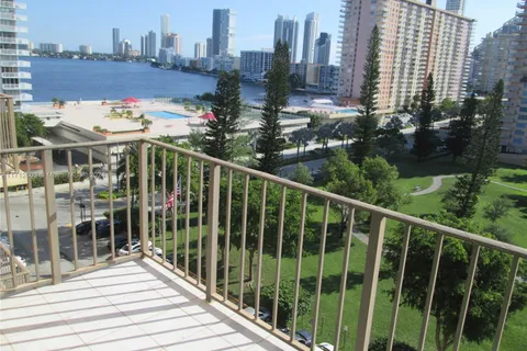 290 174th St # 1017, Sunny Isles Beach FL 33160