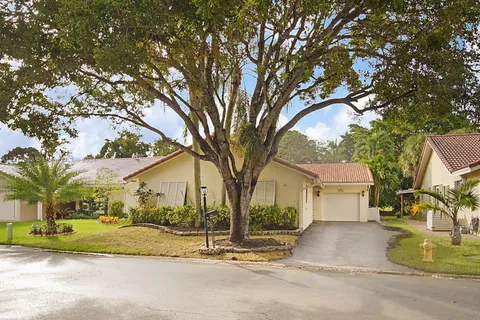 1710 Riverwood Ln, Coral Springs FL 33071