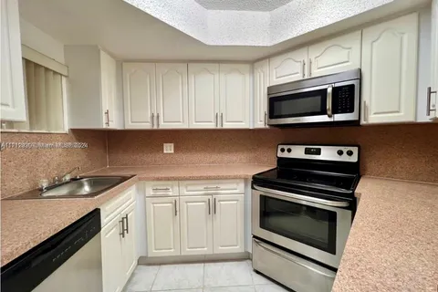 8235 Lake Dr # 204, Doral FL 33166