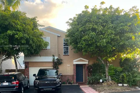 8608 NW 193rd Ter, Hialeah FL 33015