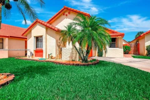 700 SW 113th Ave, Pembroke Pines FL 33025