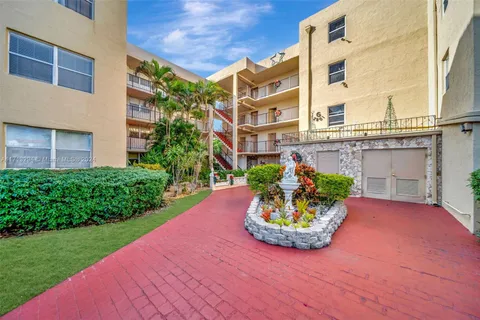 2801 Somerset Dr # 215, Lauderdale Lakes FL 33311