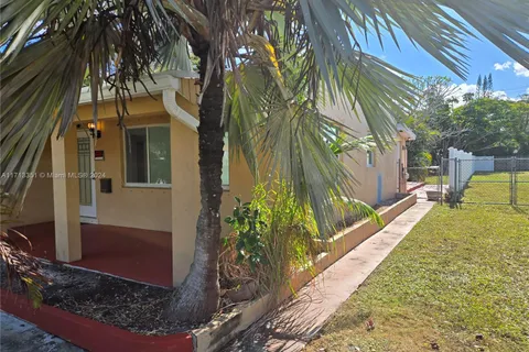 2722 Pierce St, Hollywood FL 33020