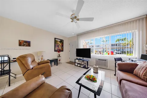 901 SW 11th Ave # 3H, Hallandale Beach FL 33009