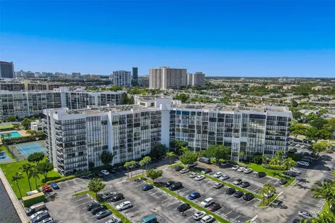 1000 Parkview Dr # 831, Hallandale Beach FL 33009