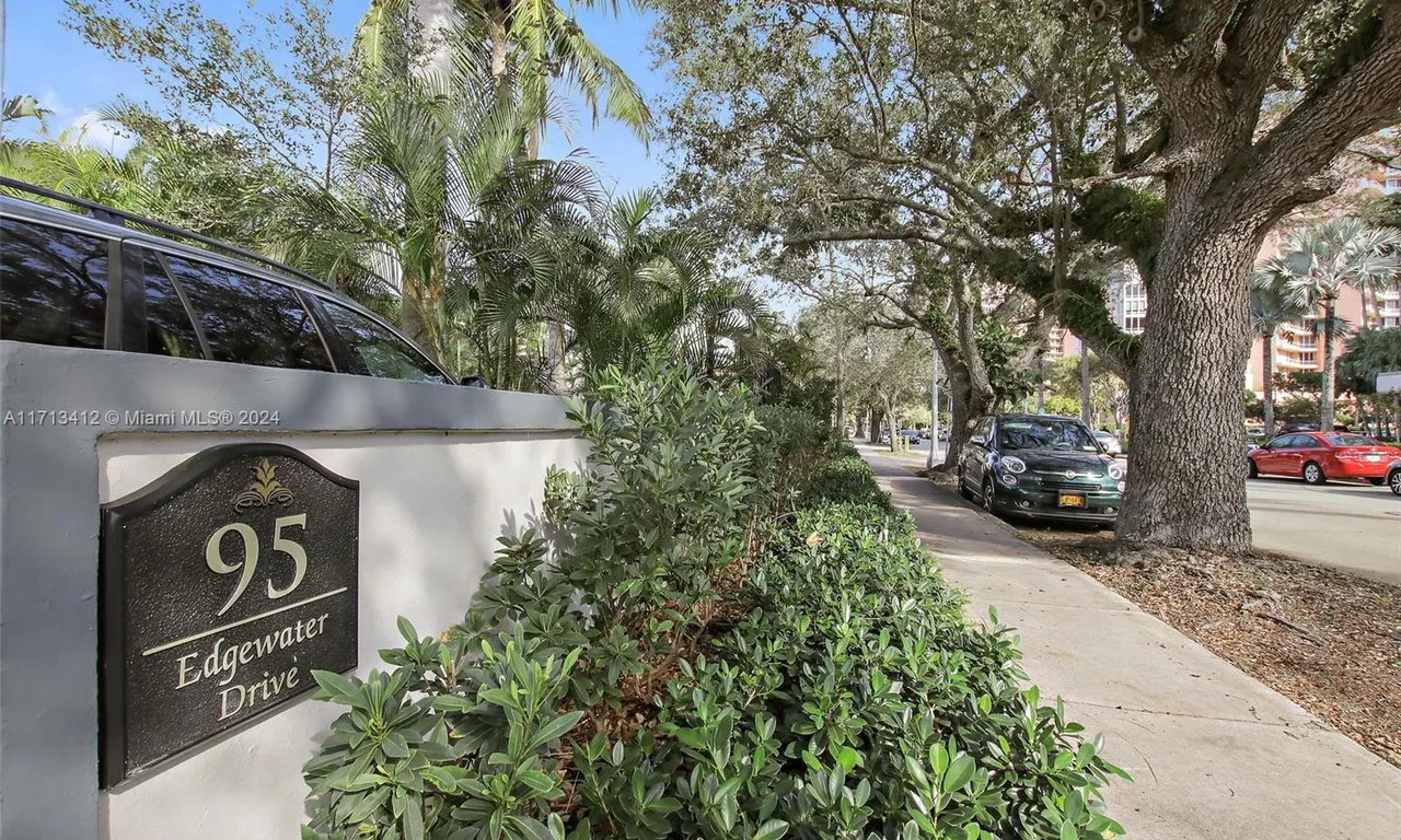 95 Edgewater Dr # 202, Coral Gables FL 33133