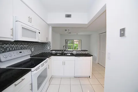 31 Simonton Cir, Weston FL 33326