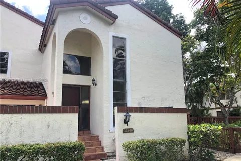 343 Ives Dairy Rd # 10, Miami FL 33179