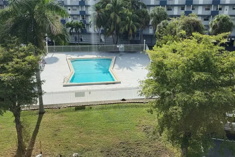 1655 W 44th Pl # 527, Hialeah FL 33012